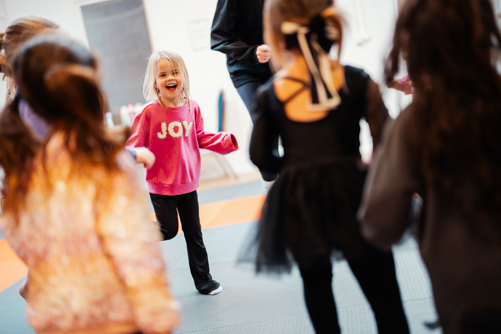 kind dat lacht bij een dansles van Let's Dance Amstelhof in Uithoorn