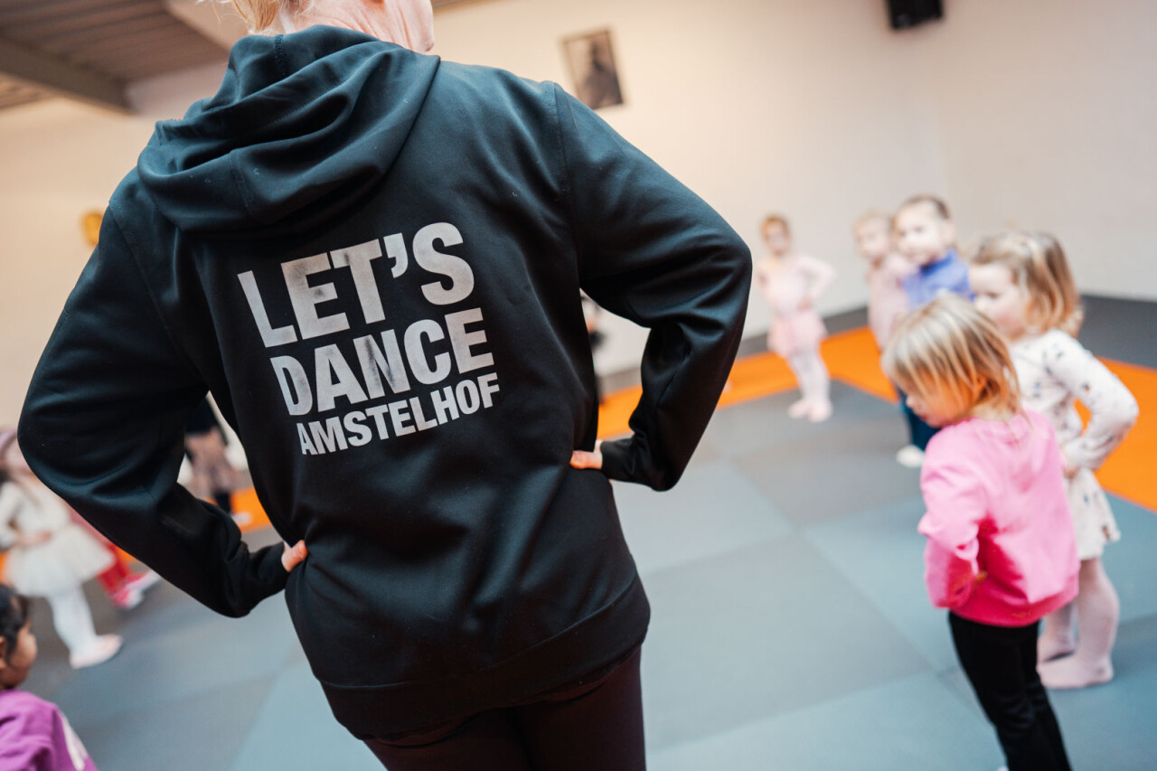 docent van Let's Dance Amstelhof bij een groep kinderen in Uithoorn De Kwakel